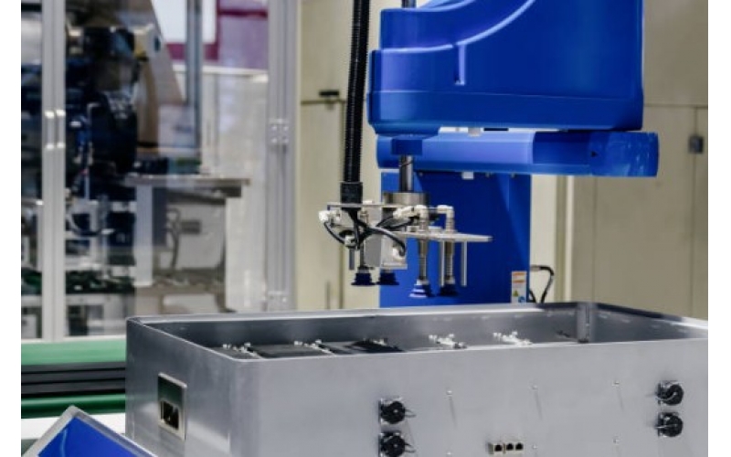 What are the key parameters of a precision injection molding machine