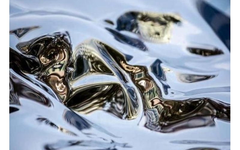 What are the differences between liquid metal and precision injection molding